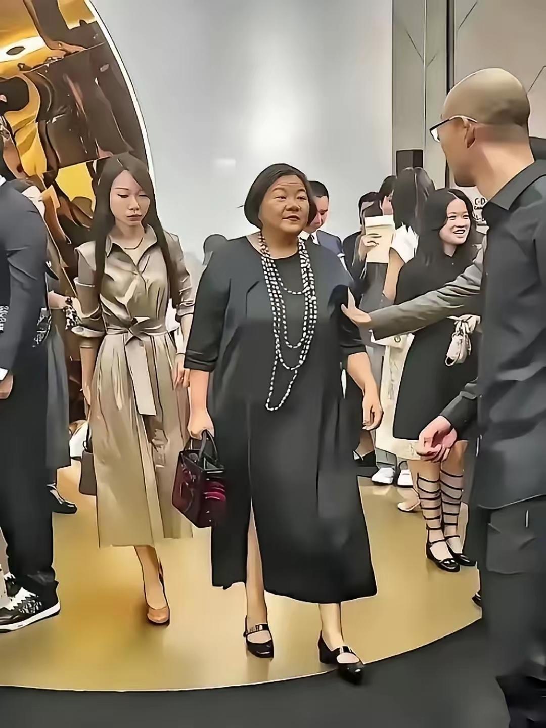 什么是大佬啊？！洪晃的状态就告诉我们这就是大佬。洪晃参加上海迪奥活动，那气场妥妥