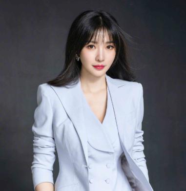 柳岩原本正处事业上升期，此事件之后，只剩大鹏带她玩了。柳岩早年在广州当护士，干