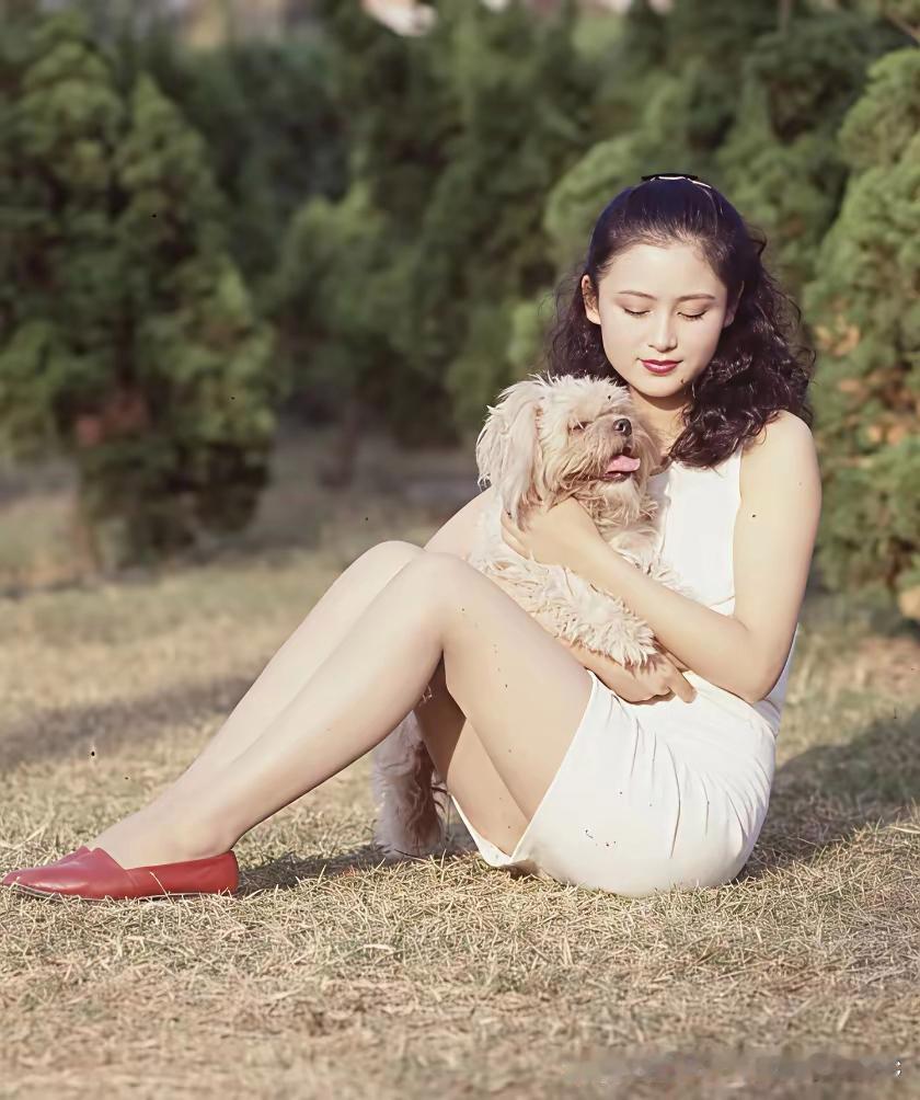 陈红，年轻时候宛如出水芙蓉，白的发光又干净，这只狗狗是幸运的！