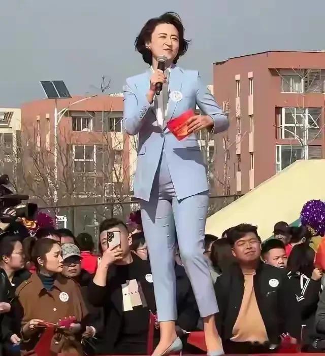 央视主持人张蕾怎么这么“胖”了！这次职业装穿的确实端庄，得体，就是裤子有点瘦了