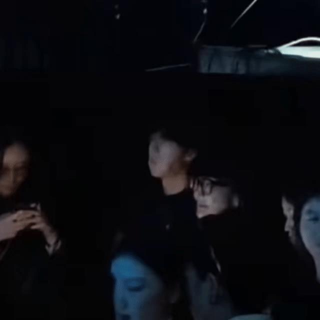 终于有人拍到了王一博嘴巴鼓鼓的可爱模样。一博吃了块点心，是一大口吞进去的。嘴