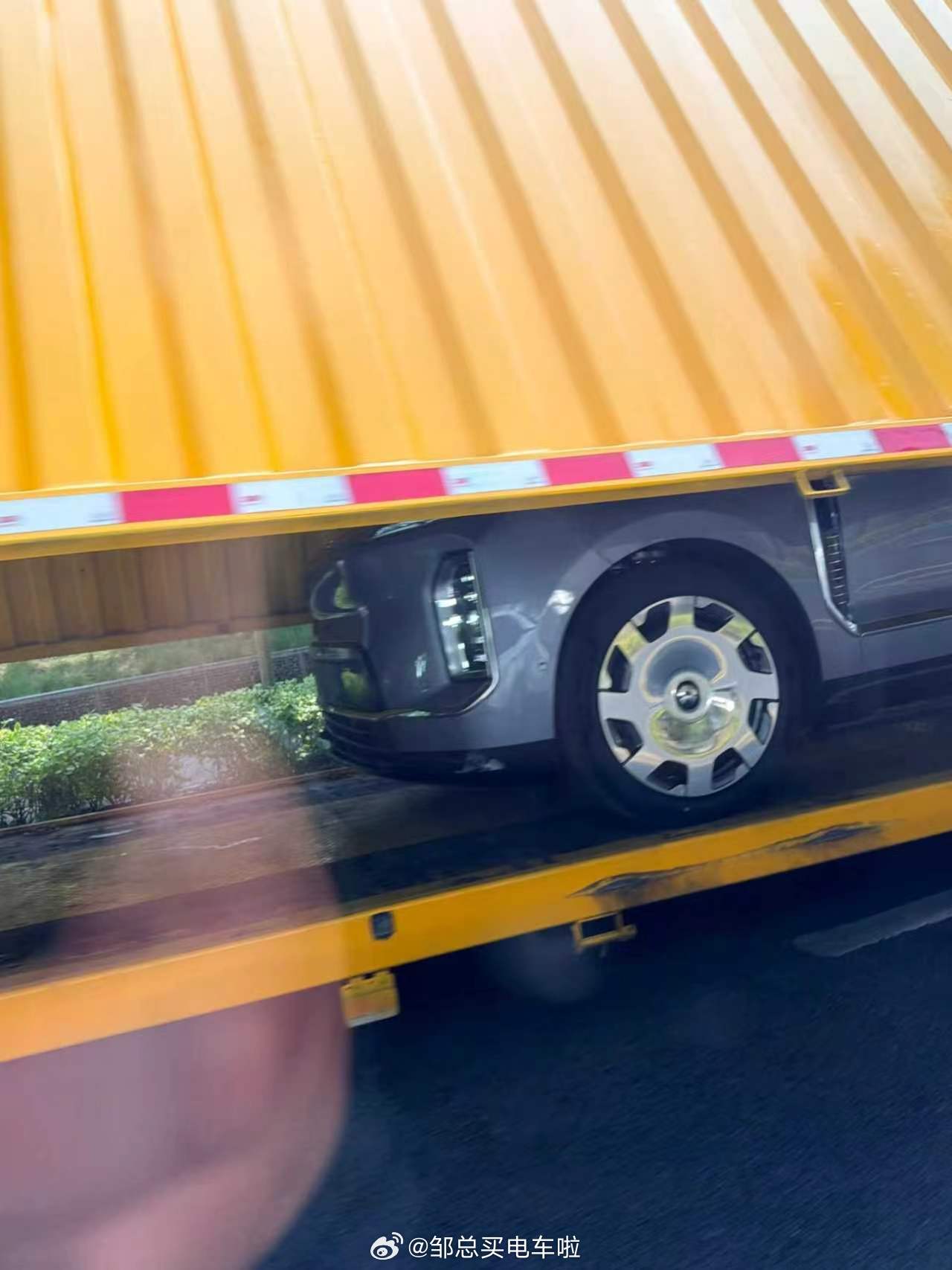 这样居然也能被网友拍到，反正外观轮廓和线条是越来越清晰了。邹总买电车啦蔚来es9