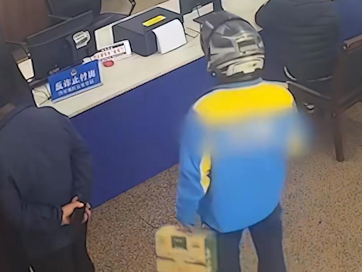 重庆有位快递小哥真是立了大功。事情其实并不复杂，就是他在收快递的时候，发现寄件人