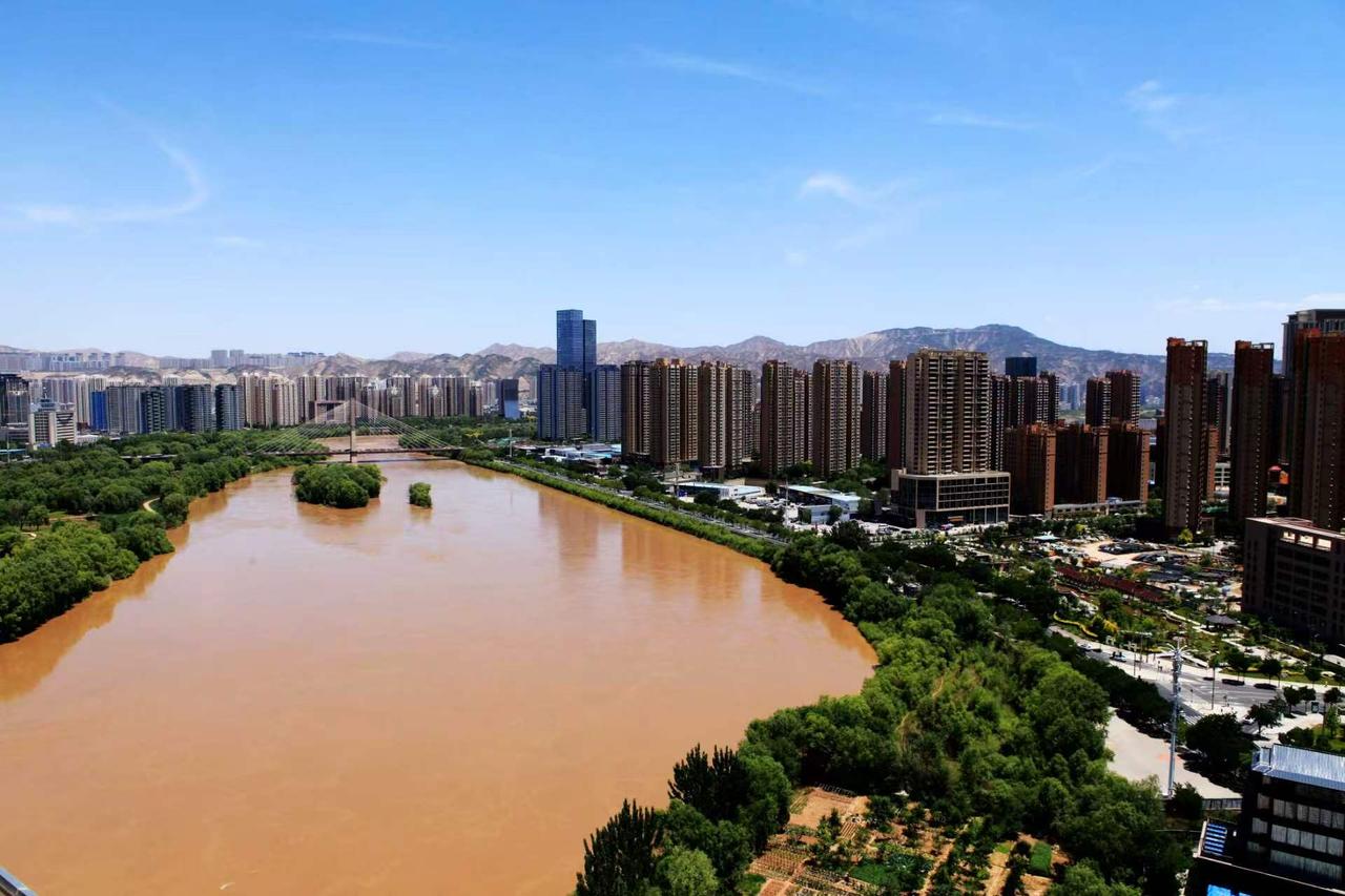 兰州段黄河已经明显泛黄，核心原因分两点：1. 上游黄土支流汇入黄河从青海