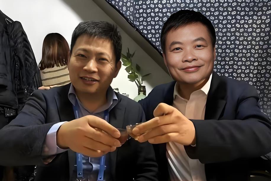 何小鹏终于牵手余承东，寻求进一步的合作，越来越多的汽车人选择与余承东站在一起。