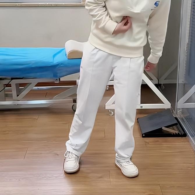 偏瘫走路膝盖不打弯？跟我这样练很多偏瘫朋友走路时，患侧腿硬邦邦的，膝盖弯不了