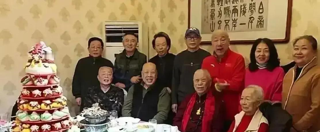 寿宴空座刷屏八十大寿，贾冀光摆了十桌，只坐满三桌。抖音里空椅子一排排，点赞