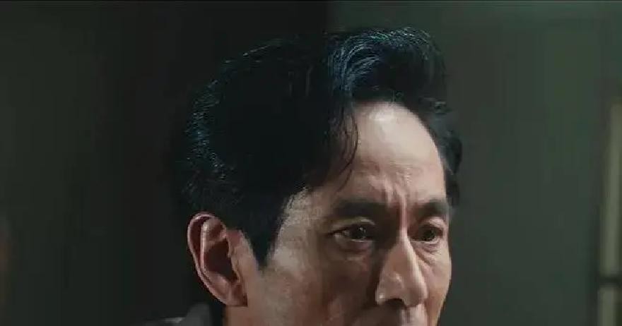 余丽霞潜伏十几年任务结束，全剧只被当众喊过一次真名，连战友蒋在珍的墓碑，都只能站到十几米外看一眼。蒋