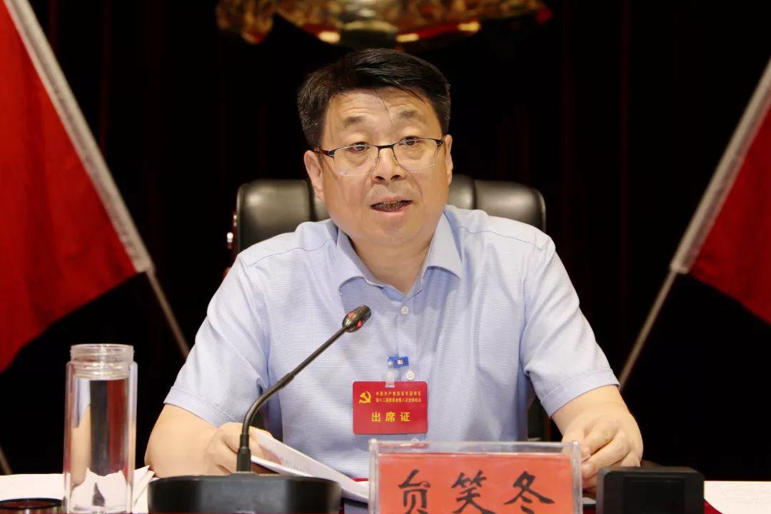 贠笑冬被查，靴子落地。2月25日，西安市委召开常委会，其他班子成员悉数到齐，唯独