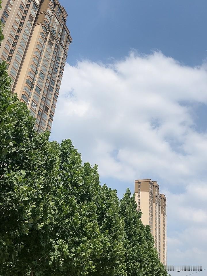 我亲家公今天下葬，他今年刚满60岁。亲家公前年冬天的一个早晨突发脑出血，在郑