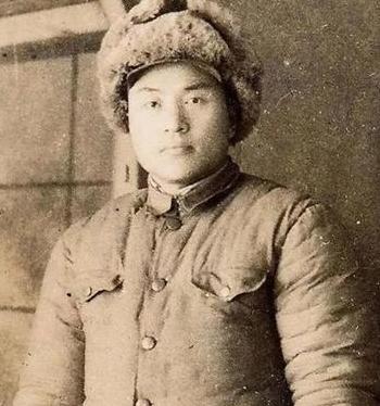 1942年，新四军侦察股长凌少农，私下向日本人购买布料，对方说：“你看起来像军人