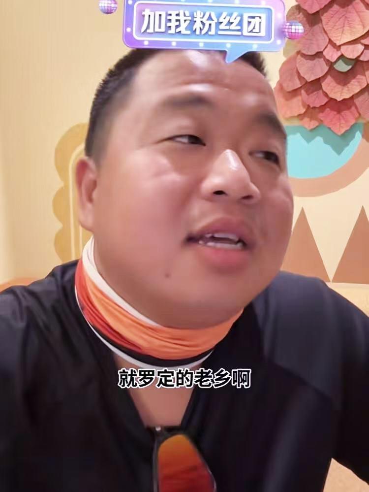 网红主播蓝战非身家不菲，但家乡广东罗定的网友发现——他几乎没给老家投过一分钱。面