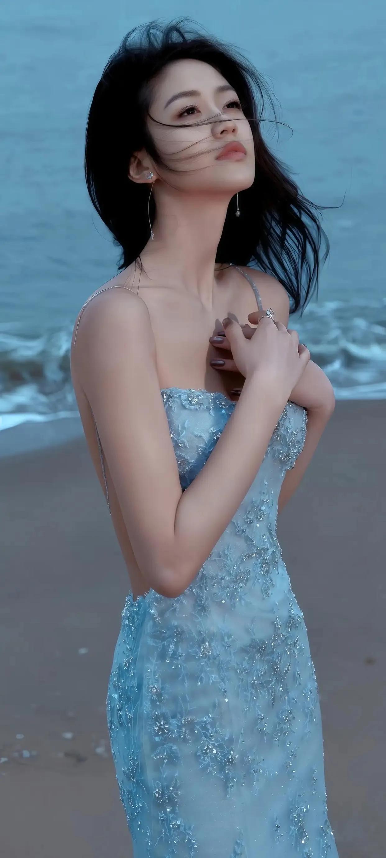 向涵之海边大片美到犯规！向涵之这组海边写真也太绝了吧！一袭冰蓝色亮片吊带长