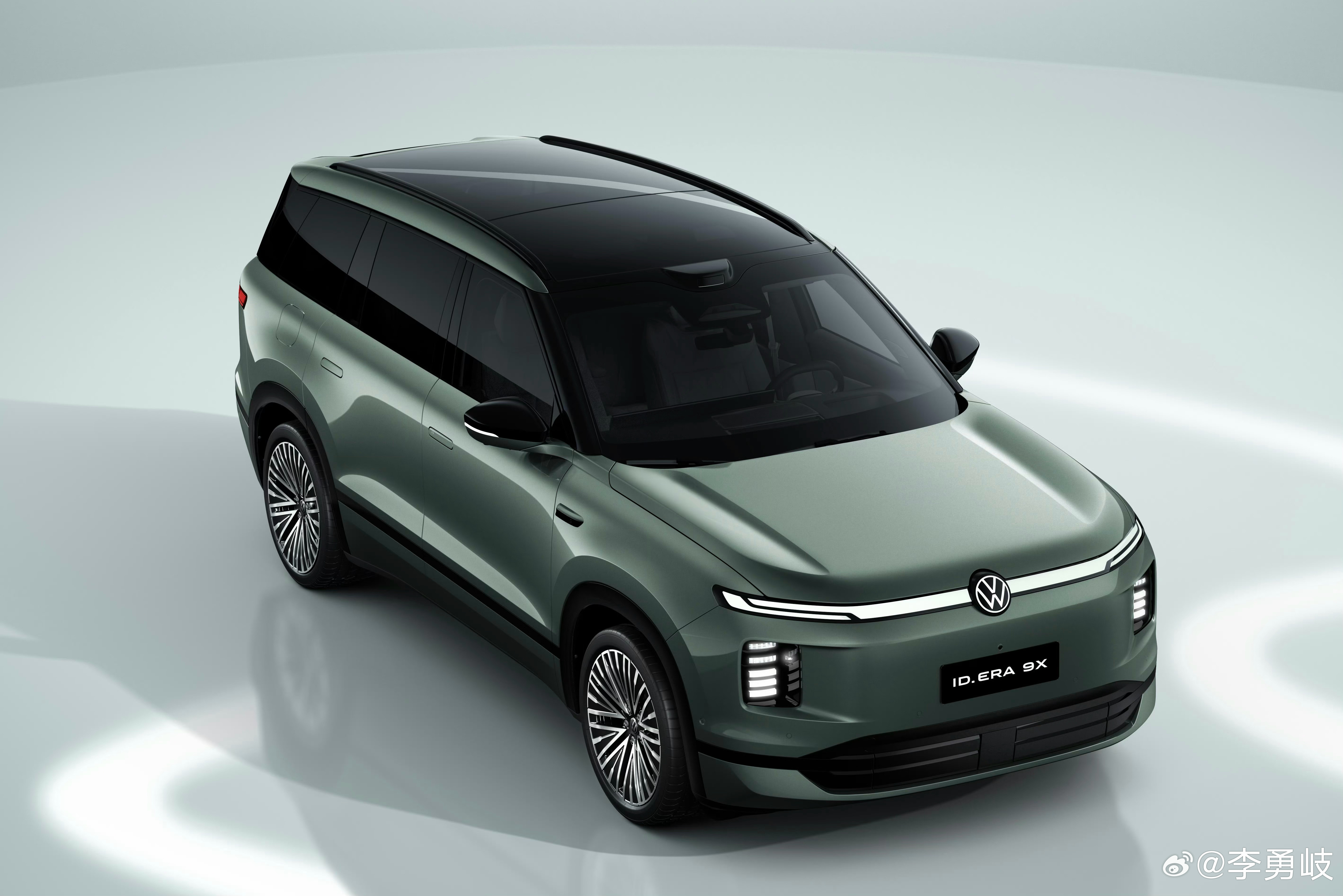 “理想”味儿十足？上汽大众ID.ERA9X内饰官图：前排双屏+后排吸顶屏，纯