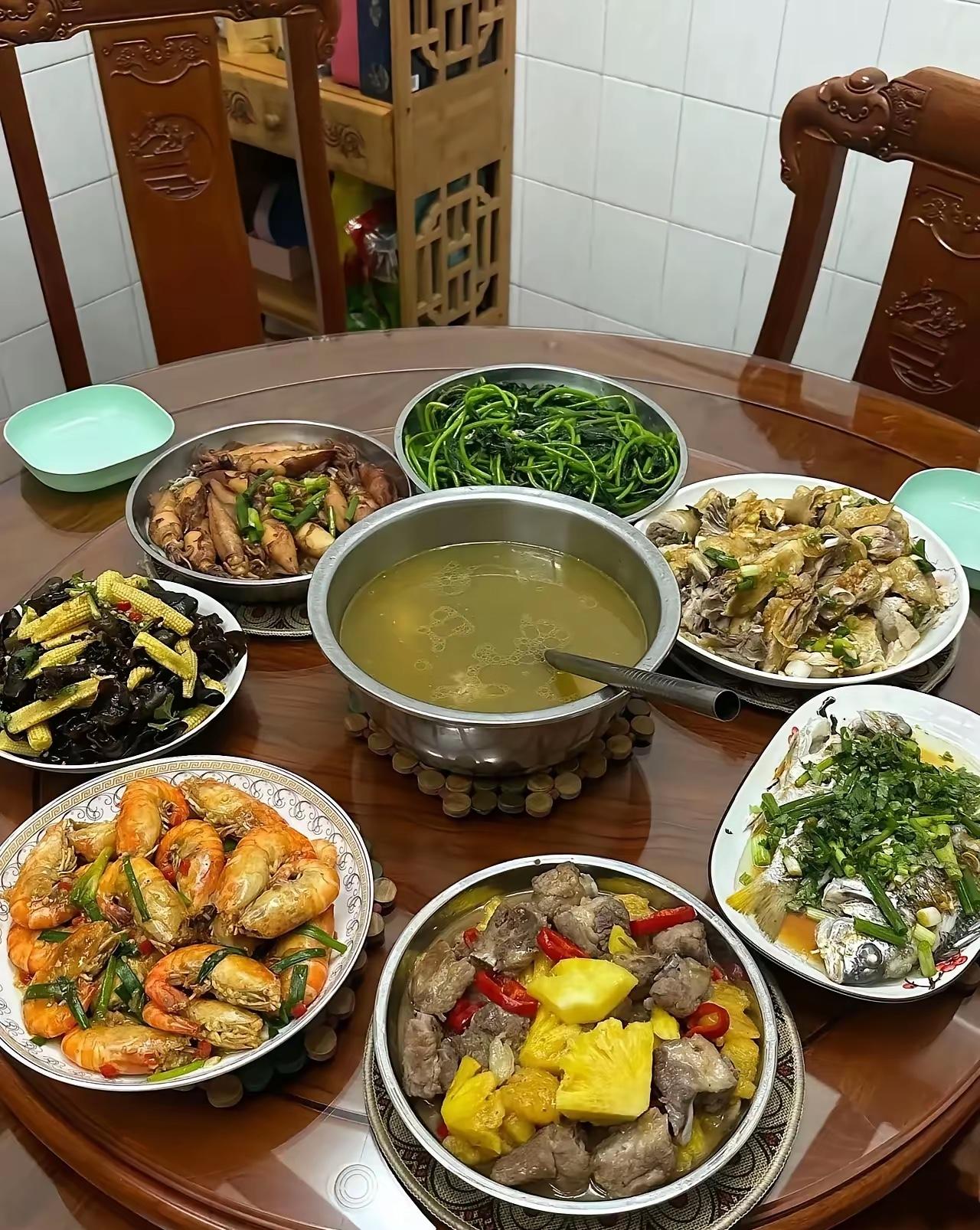 这一桌子看着好有食欲，大家能看出这是哪里的美食！[爱心][爱心][爱心]