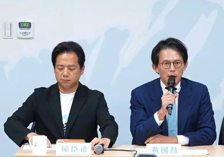 白营吃相难看，刚针对完徐欣莹，邱臣远彻底不装了，竟直指蓝营新竹县主管杨文科。黄国