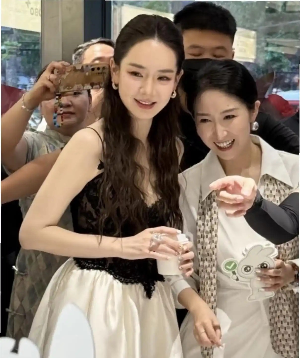 41岁戚薇终于“长胖”，穿蕾丝吊带配伞裙很丰满，双眼皮变自然