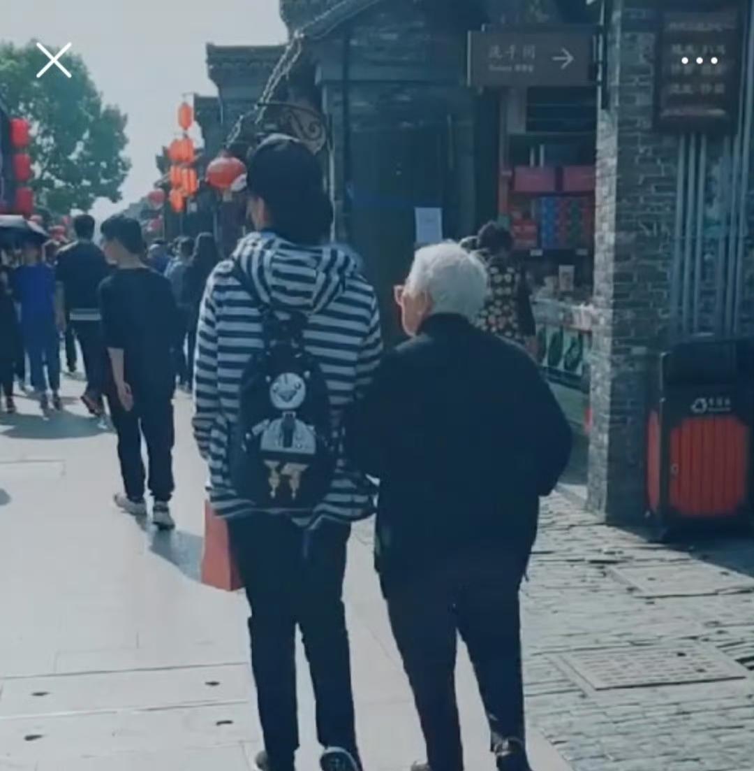 她才没有孤独终老，都70岁了，还有96岁的母亲陪伴生活，这一刻男人、孩子们算什么