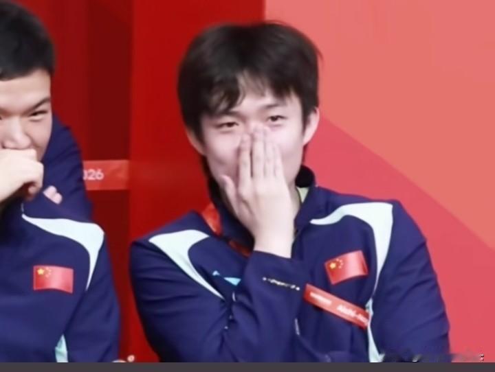 王队你俩又在蛐蛐啥？还把嘴巴捂起来！是不是之前的被聪明的网友们解读的唇语全部都是