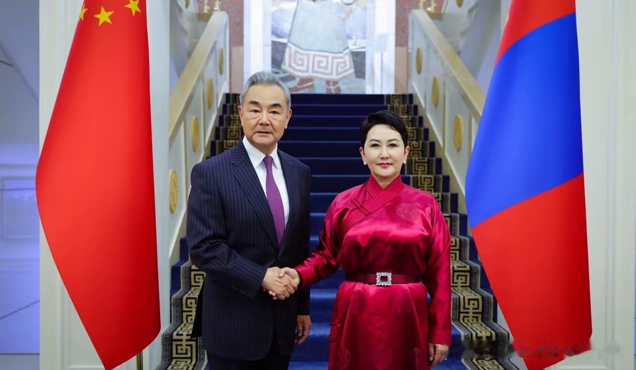 蒙古国这次确实有点“开窍”了。6月13日，王毅外长应邀到了乌兰巴托，蒙古国拿