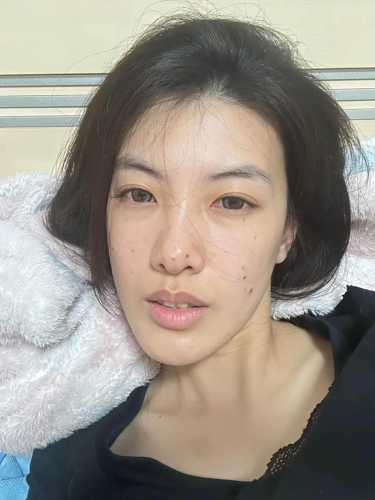 如果有人在我素颜没有整整齐齐的牙没遮的痘印肿肿的眼睛穿的很随意的时候喜欢说我