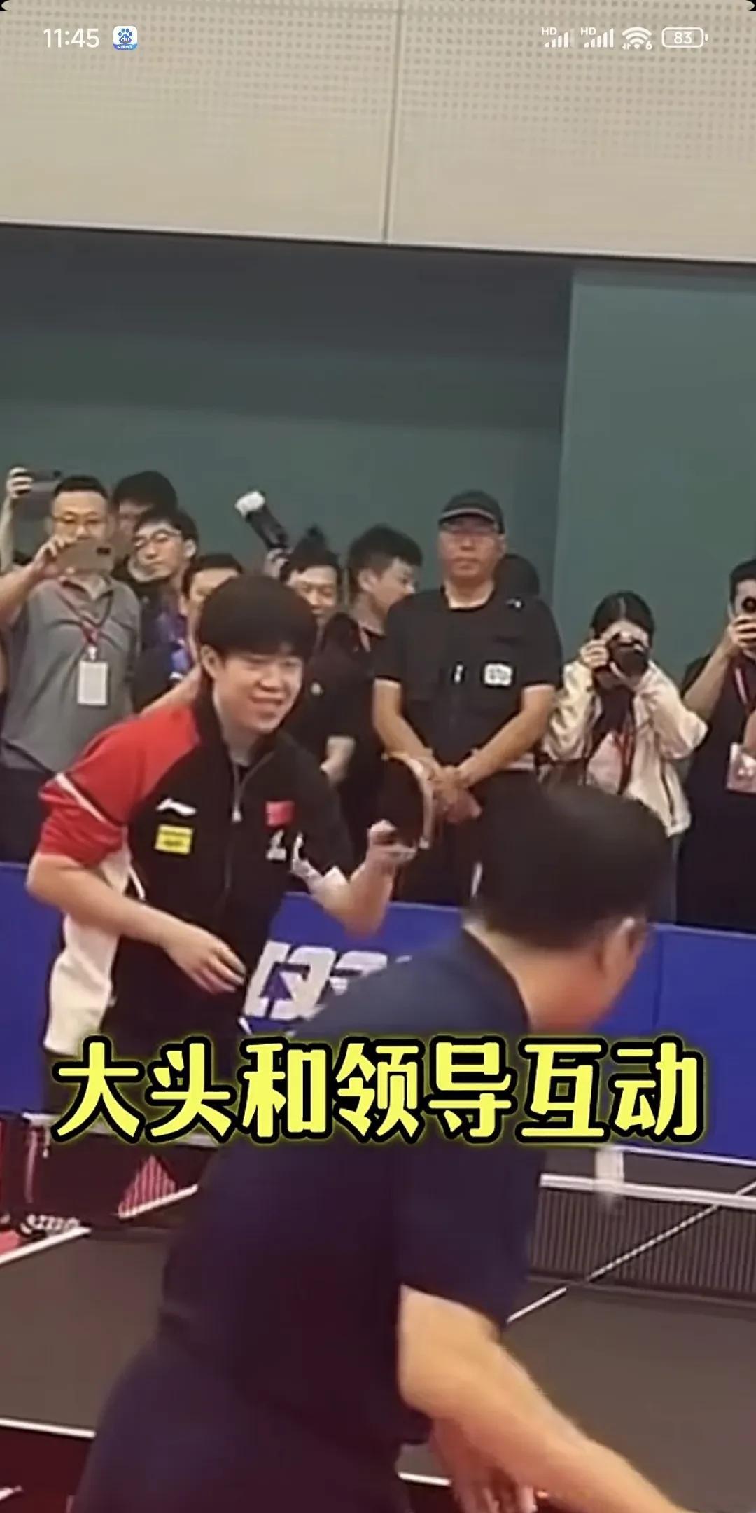 T2小分队出来活动了这次是莎莎和曼玉终于不用站在赛场的两边打的披头散发俩人你