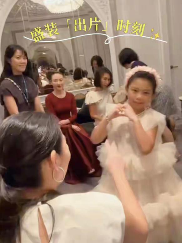 何超云与何超盈女儿罕同框，尽管不是刻意而为之，也毫无违和感，毕竟有血缘关系！从画