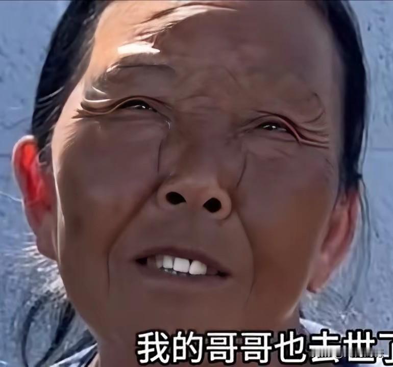 这个老太太在美国生活，据说在年轻的时候，父母都是精英阶层，当时她的生活也是无忧无