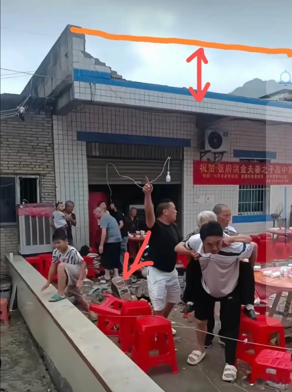 通过网上流传的长宁升学宴的现场照片看，在女儿墙下面坐席的大多数是老人、小孩以及中