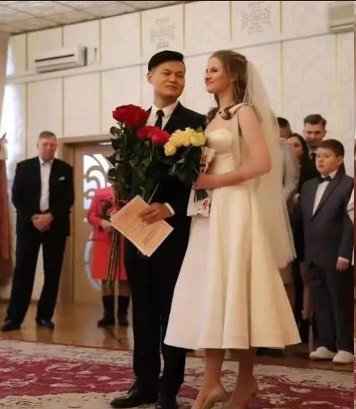 ☁2021年，28岁的内蒙小伙娶了19岁乌克兰媳妇，婚礼当晚，新娘把一个包
