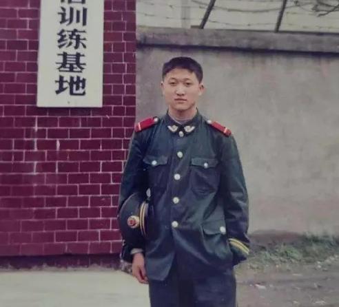 2006年，3名大汉正想把18岁女孩带去南方卖掉，坐车途中，女孩悄悄向旁边的战士