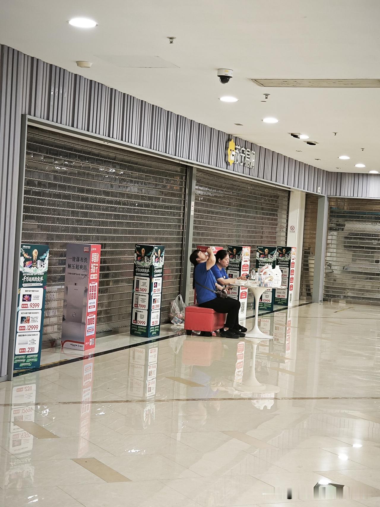 苏宁易购闭店空无一人，俩员工仍守着，这波售后我看哭了商场里的苏宁易购已经全