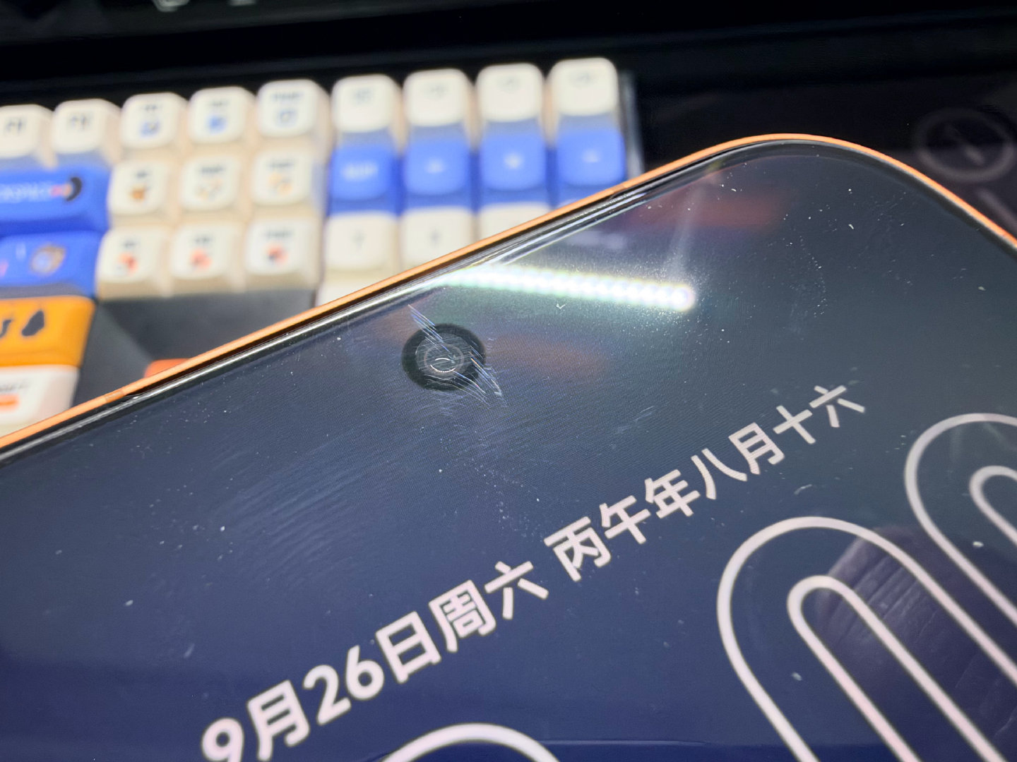 iPhone18Pro裸机用了一个星期还是套上手机壳了，不是因为它手感不好，也不是因为容易磕碰划痕，