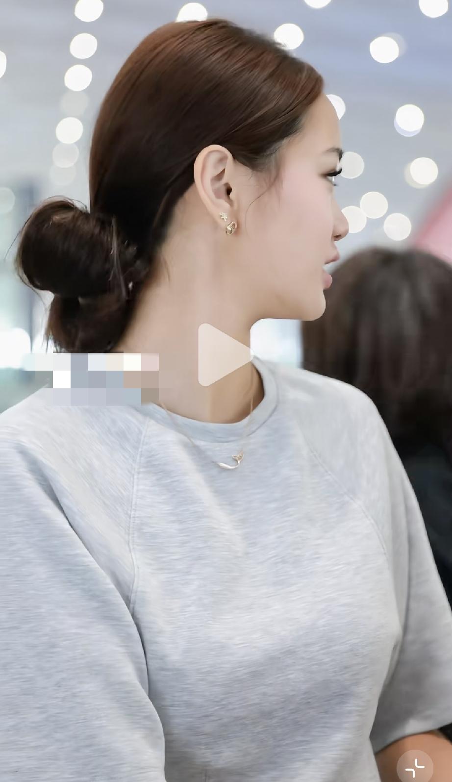 7月20日，钟丽缇小女儿考拉现身北京机场，才16岁打扮像36岁一样太过成熟，她说