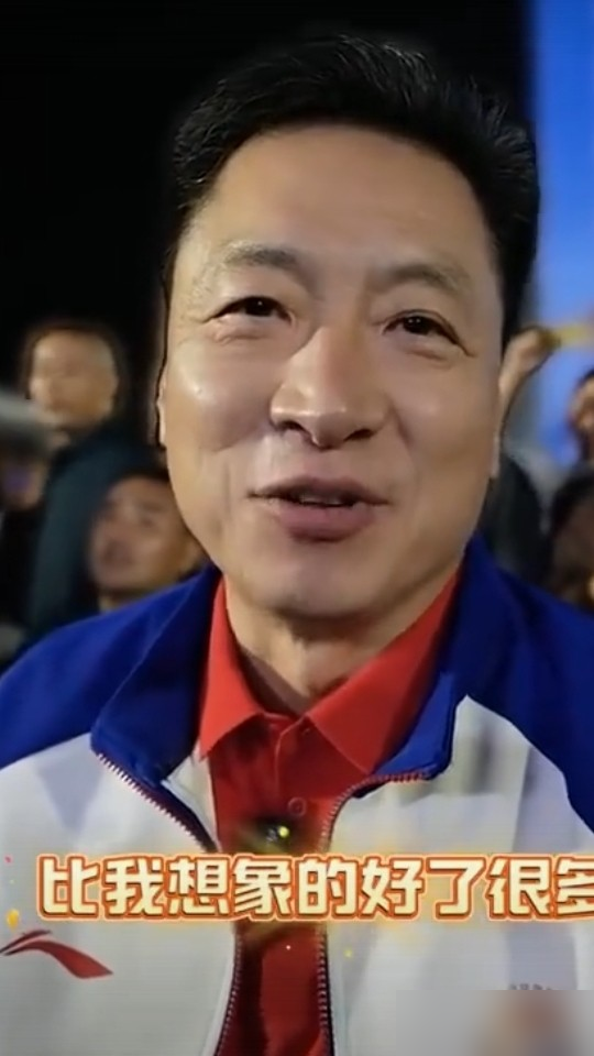 李春江当众骂朱芳雨投篮跟豆腐似的，骂完又补一句：三分保持得不错。朱芳雨全程笑着点头，跟小学生听训似的
