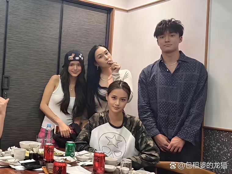 钟丽缇和张伦硕带着二女儿的男朋友一块儿家庭旅行了。最右边那个高高大帅的男孩就是Jaden的男朋友，俩