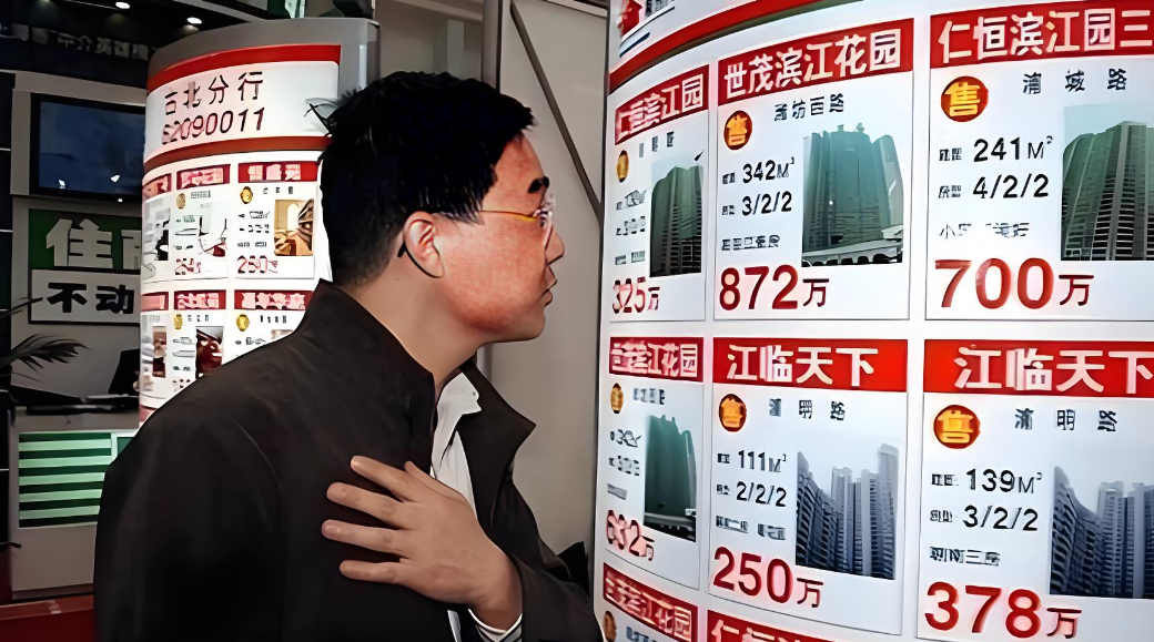 房价跌不跌已经不重要了！昨晚和银行信贷部的老同学吃饭，两杯茅台下肚，他拉着我袖子