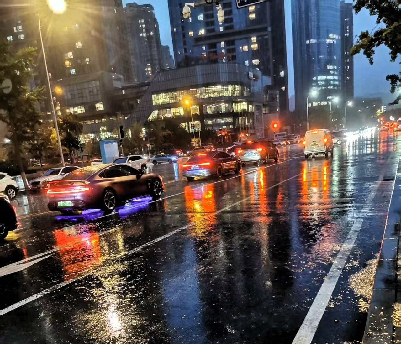 今天秋分，上午天空阴沉沉，下午1点开始下雨，下到晚间7:30已经7个半小时还在下