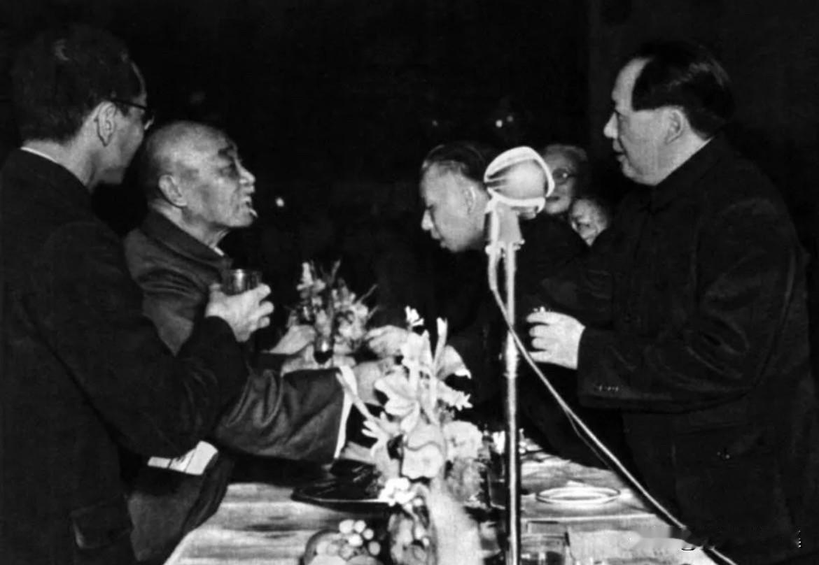 1951年9月30日，毛泽东主席在国庆晚宴上与老革命根据地的代表、彭雪枫烈士的父