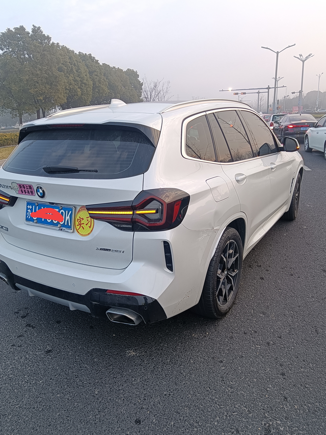 新车第三天第二次事故心疼呀！昨天早上刚处理好追尾，今天又被别人怼了！对方强行