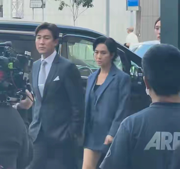 香港偶遇蔡少芬和朱茵，个矮脸垮瘦到脱相，骨相美区别明显