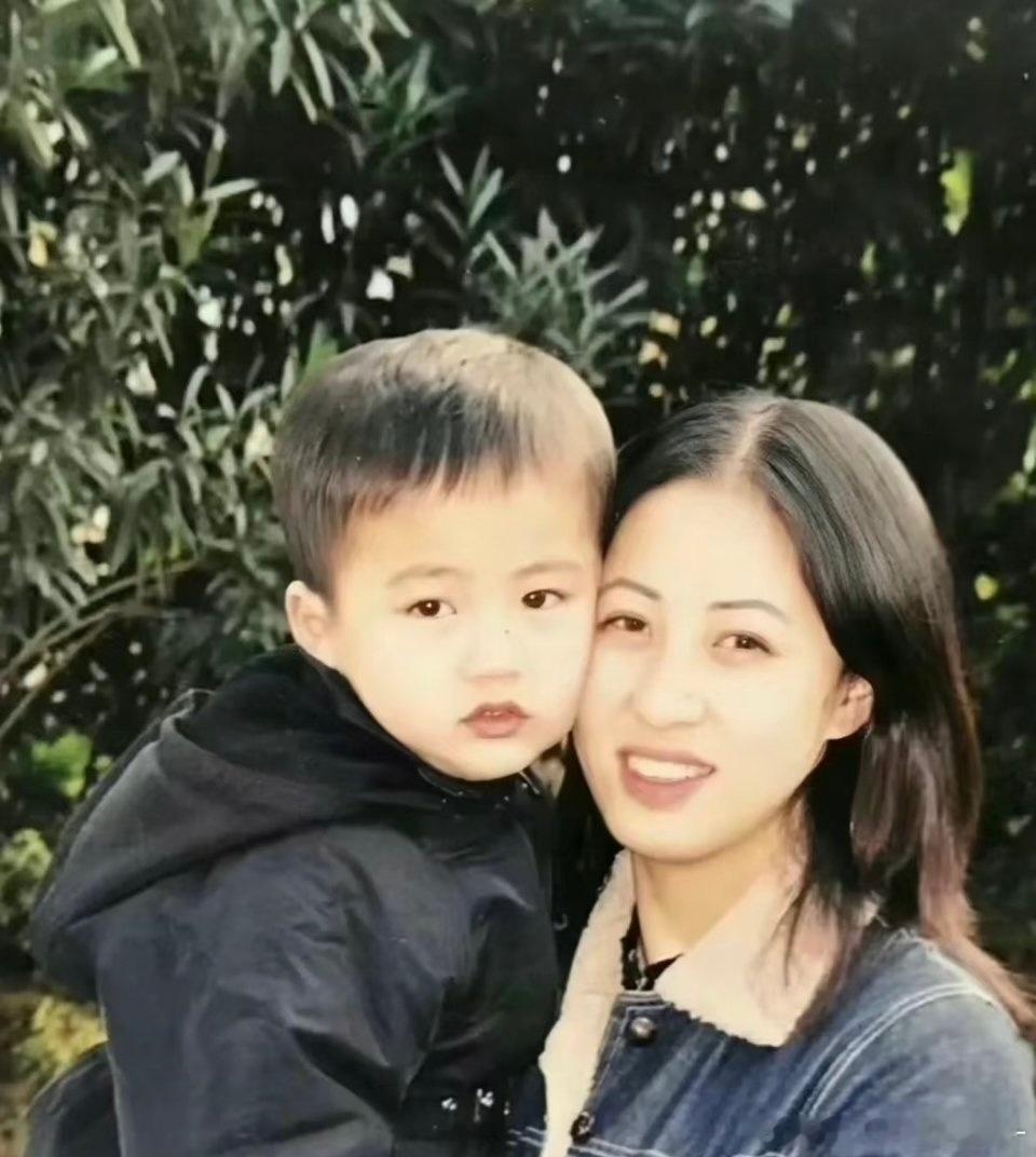 女娲严选来的！我们凌赫完美遗传的父母的精华！长得就是很帅啊张凌赫遗传了父母最精华