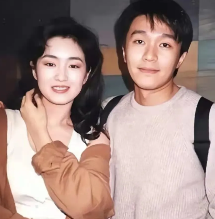 1992年，巩俐和周星驰拍摄《唐伯虎点秋香》时，老板向华强甩给巩俐100w：“拿