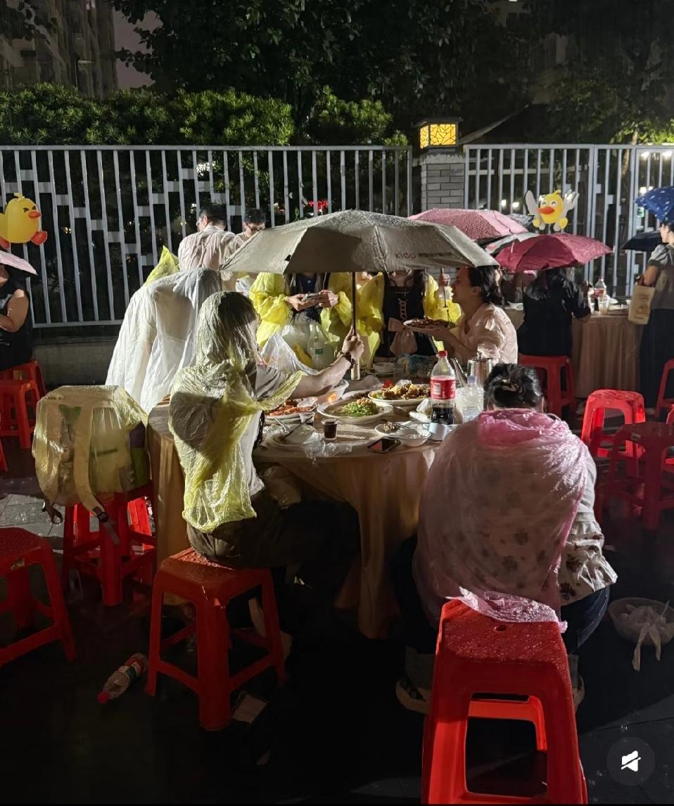 猎德的土豪吃饭也太惨了！广州猎德的土豪们，居然在暴雨里露天干饭！雨衣、雨伞