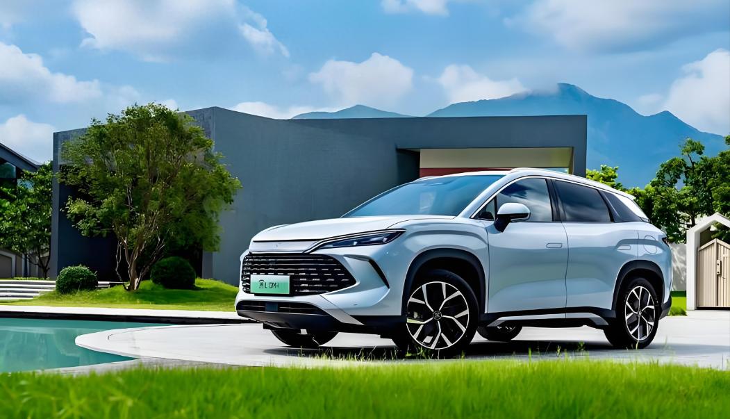 下午六点，小区门口停着一辆白色卡罗拉Cross。车主正往后备箱塞婴儿车和两袋子