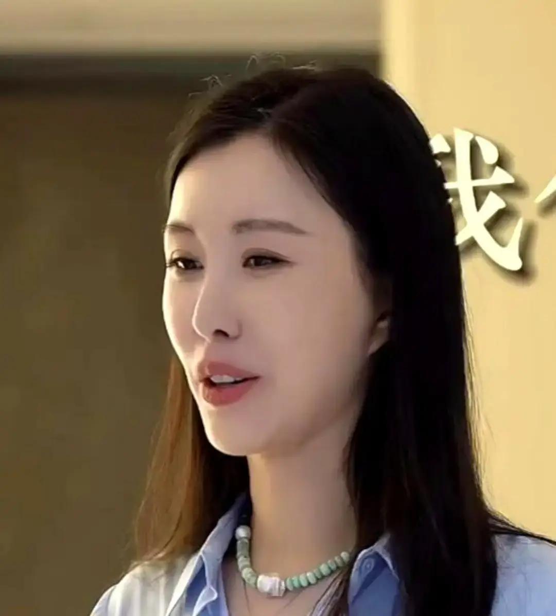 一条翡翠项链把田朴珺推上热搜。她说自己掏钱买的，和王石无关。网友不买