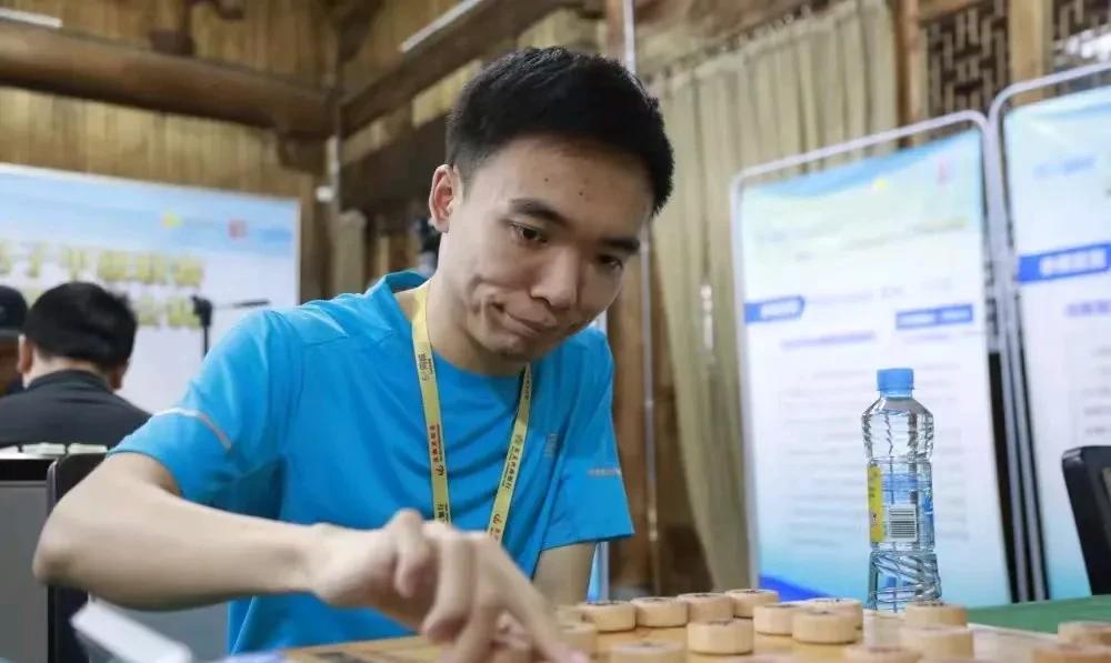 在当今棋坛第一人曹岩磊昨晚的直播中，一些棋迷竟发弹幕评价道“曹大师至少可以称霸棋