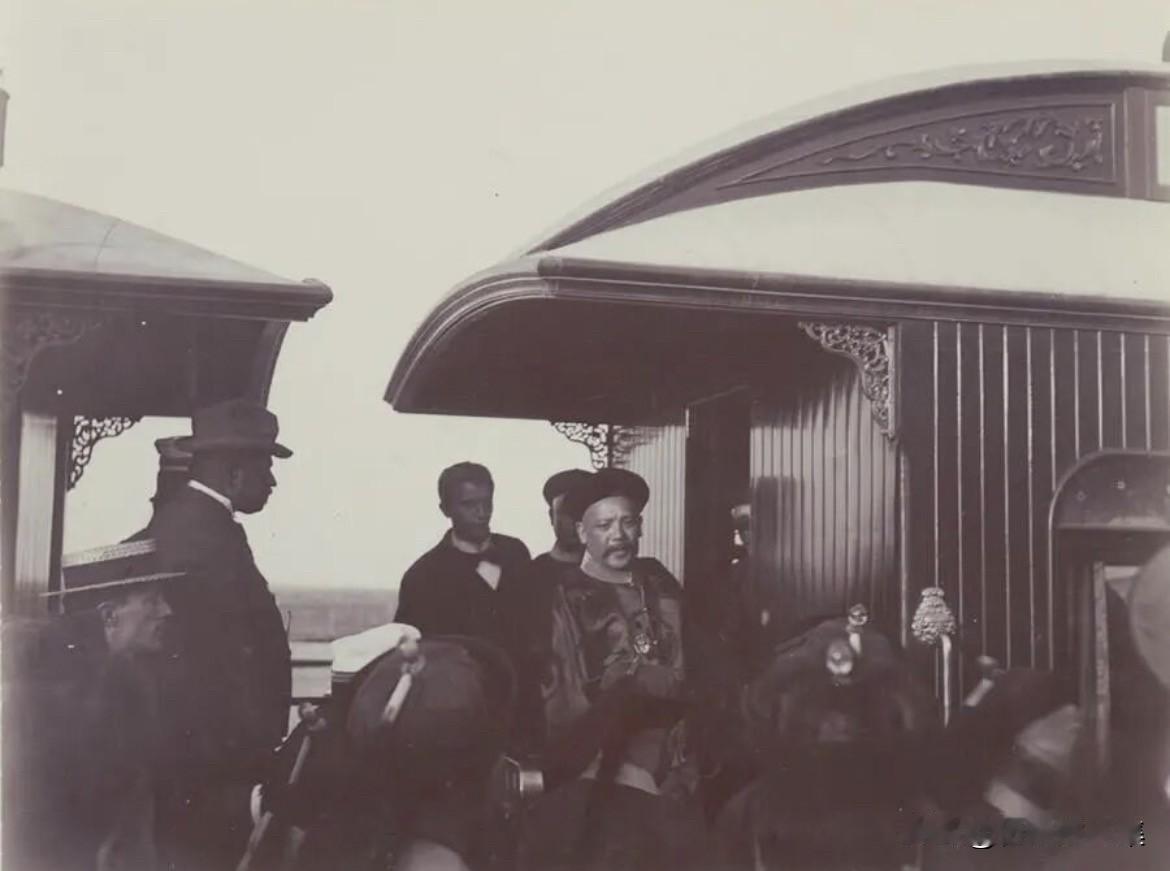 1902年9月，袁世凯在天津老龙头火车站（今天津站）登车返京的瞬间。照片中的袁世