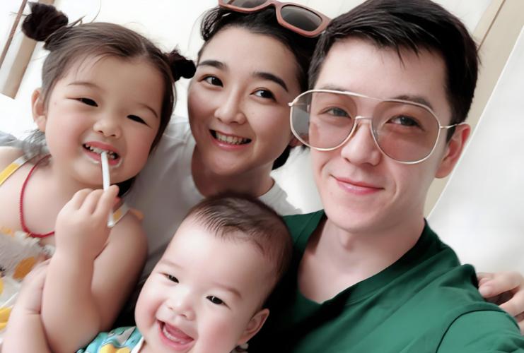 2017年，王栎鑫望着孕肚明显的妻子说：生完二胎去找你最爱的人吧！吴雅婷怔在原地
