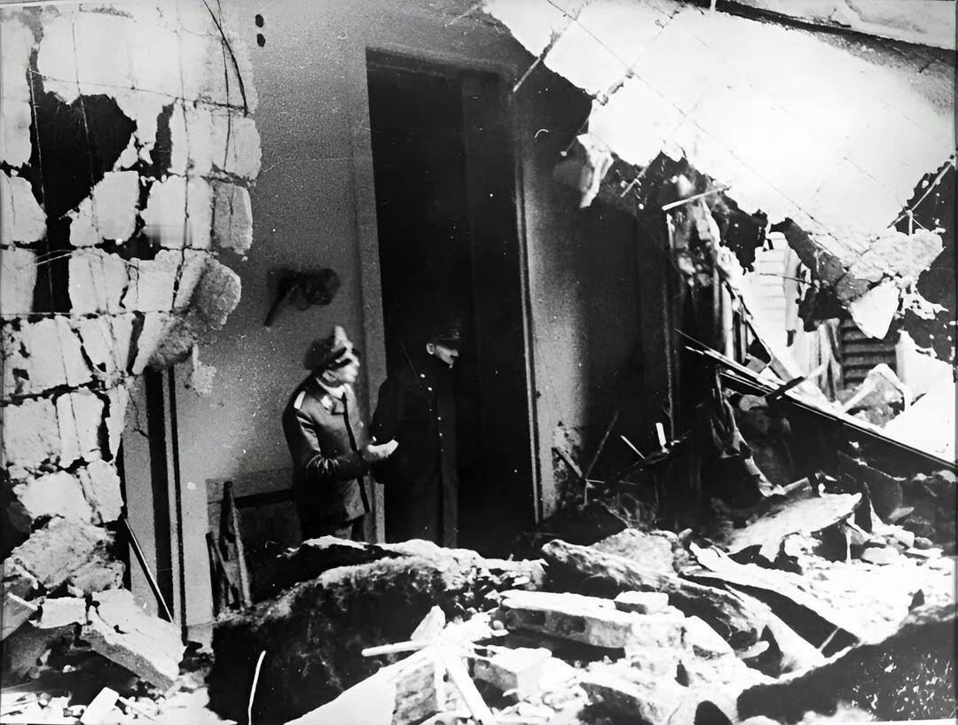 1945年希特勒生前最后一张照片。1945年4月底：希特勒视察已是一片废墟的柏
